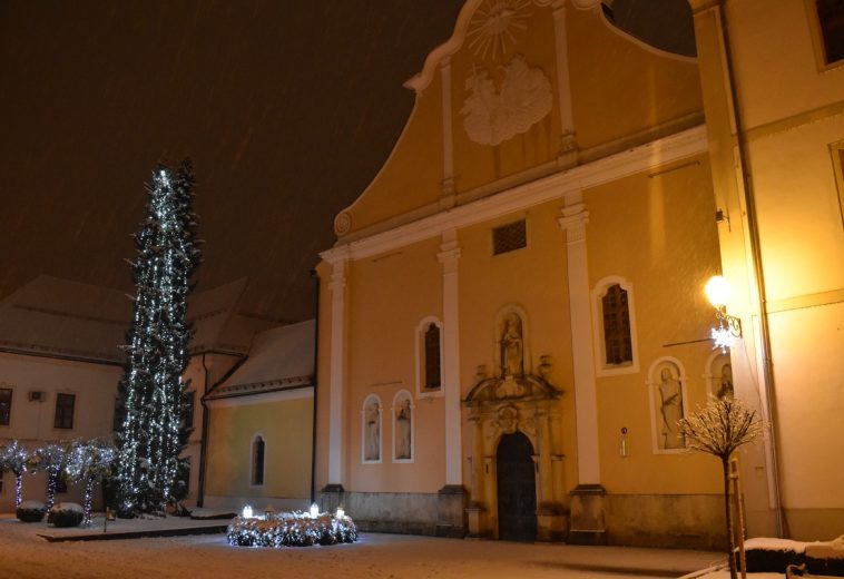 Obred paljenja svijeća na adventskom vijencu ispred varaždinske katedrale