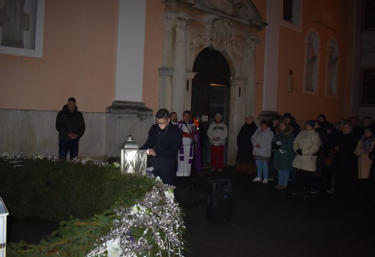 Upaljena druga adventska svijeća na vijencu pred varaždinskom katedralom