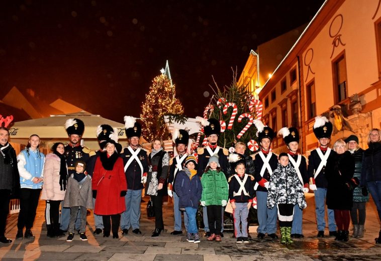 Purgarice i purgari tradicionalno okitili božićno drvce