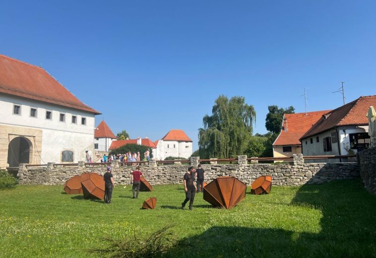 Skulpturom "Dijamanti" Nikole Vudraga, Varaždin oživio i osvježio prostor kod Kule stražarnice