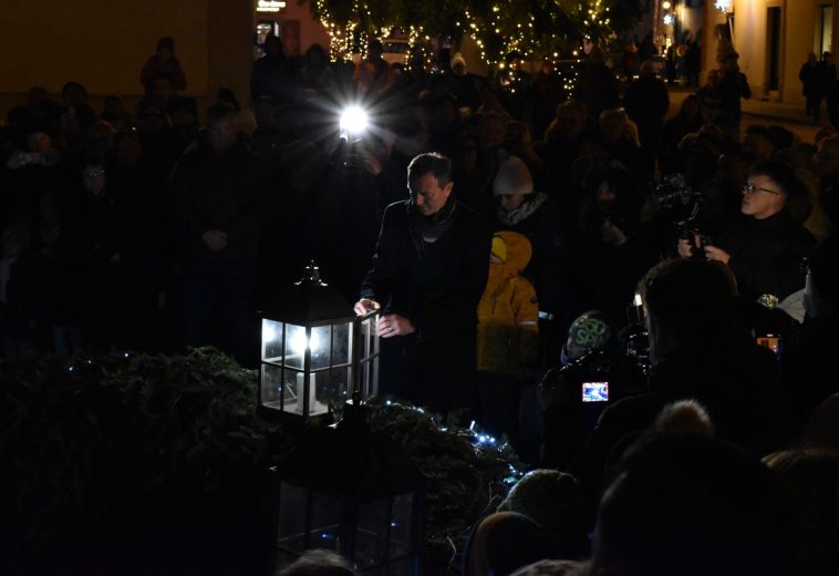 Gradonačelnik upalio prvu svijeću na adventskom vijencu ispred varaždinske katedrale