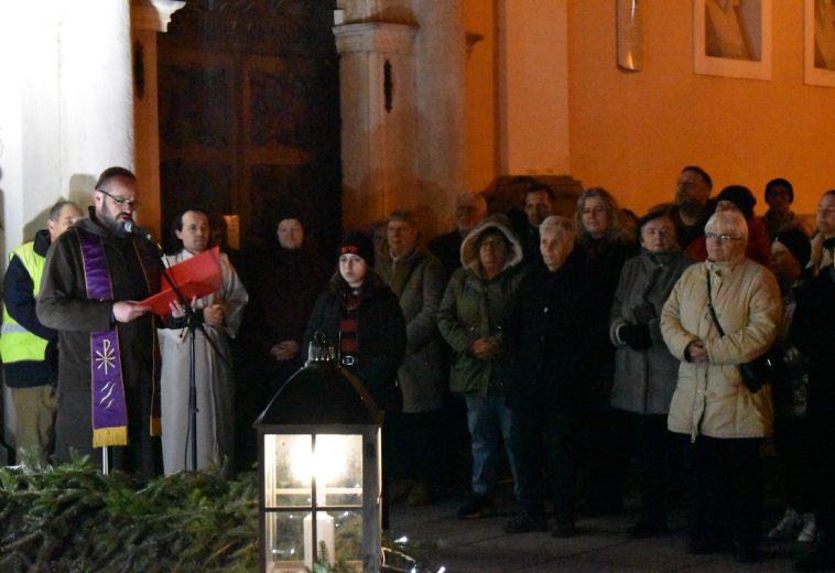 Zapaljena četvrta adventska svijeća na velikom adventskom vijencu ispred varaždinske katedrale